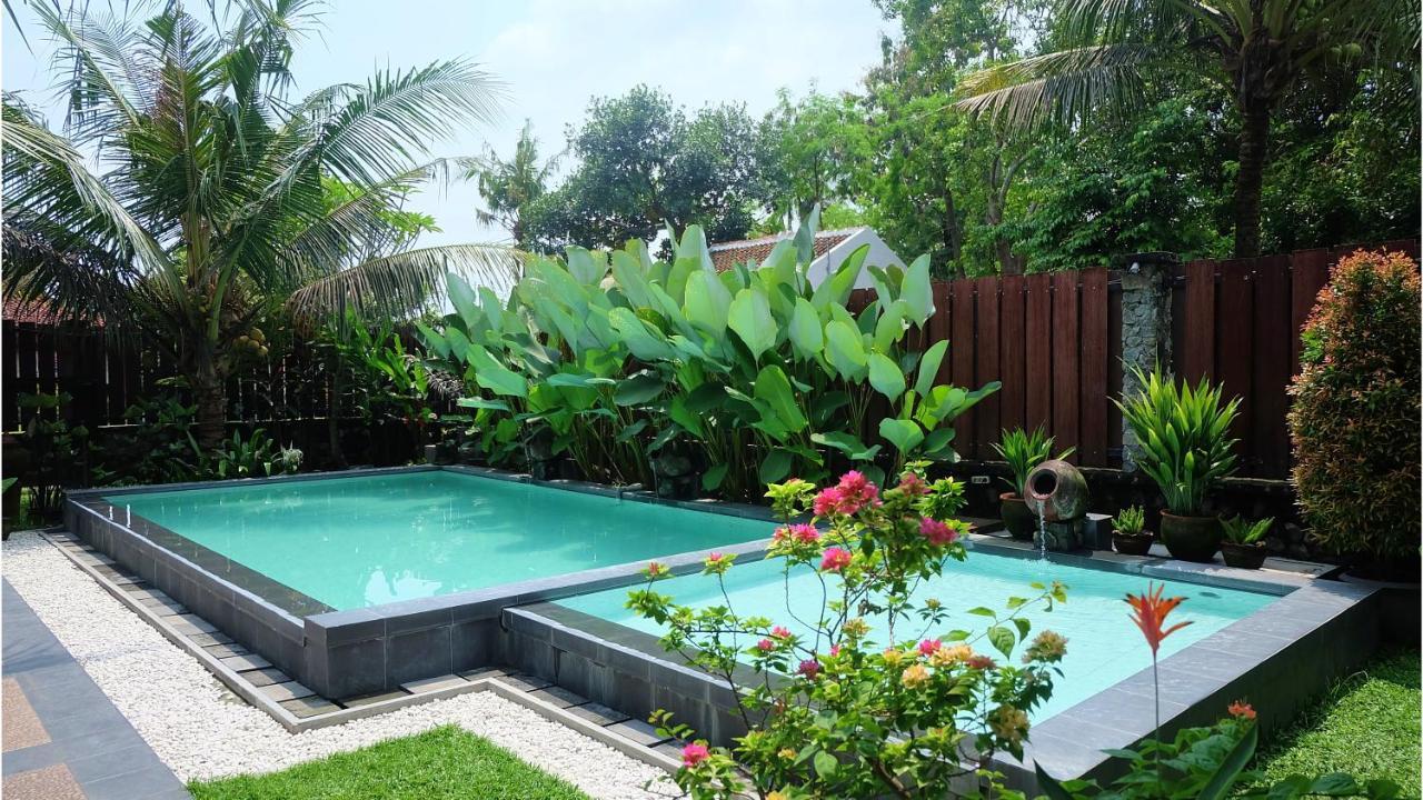 Villa Prambanan Jogja With Private Swimming Pool By Simply Homy スレマン エクステリア 写真